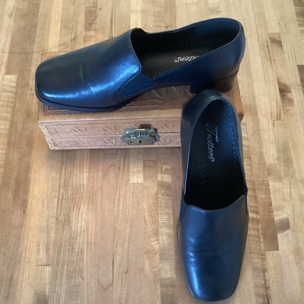 Trotters Ash Black Leather Square Toe 1” Block Heel Slip On Loafer Like New 8WW